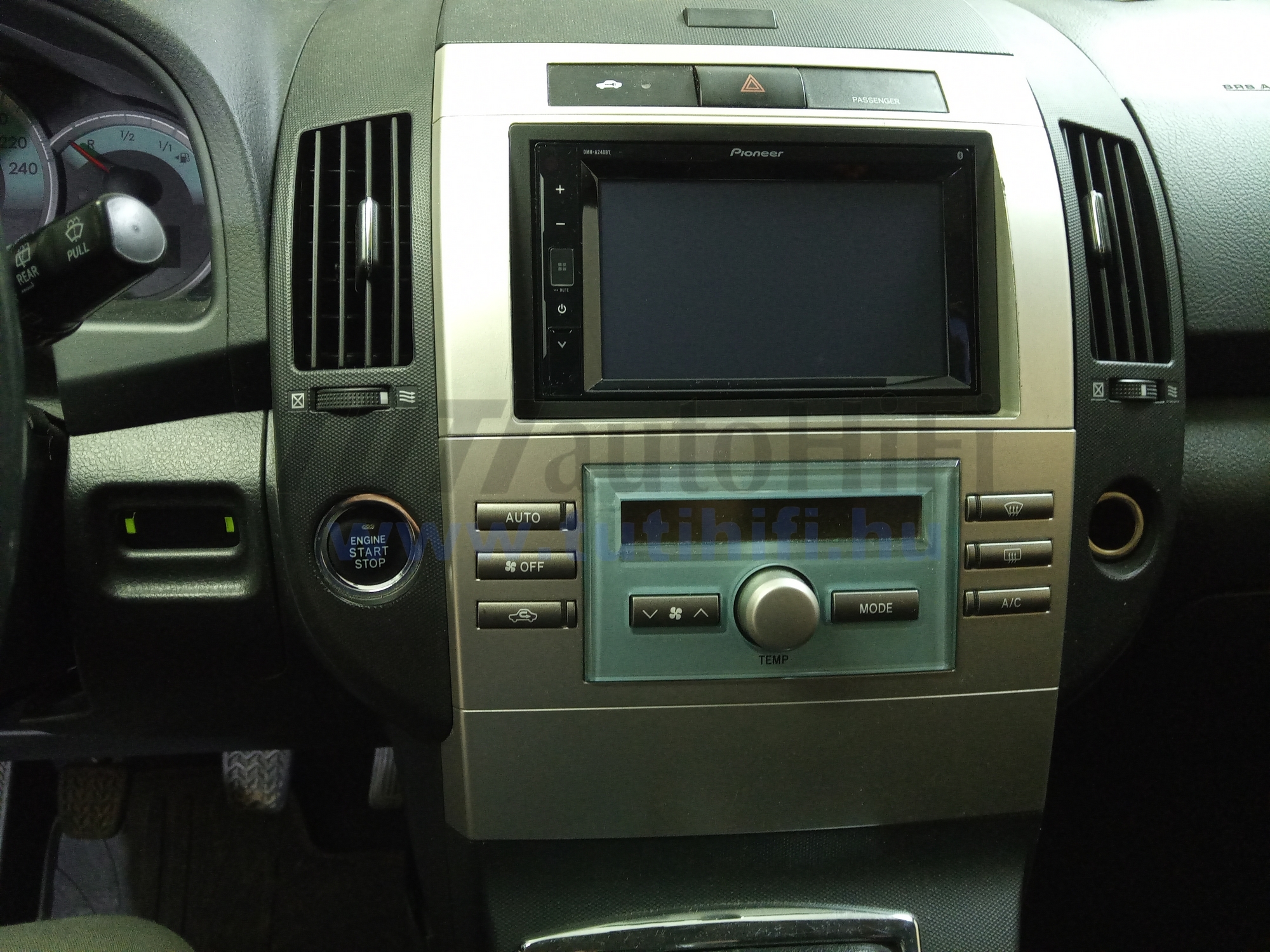 Toyota Corolla Verso DMH-A240BT multimédia tolatókamerával